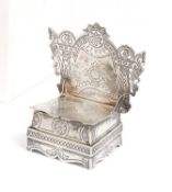 Salztrohn mit ornamental durchbrochener Rückenlehne