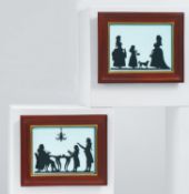 Ein Paar Hinterglasgemälde "Vater mit Söhnen" und "Mutter mit Töchtern" als Silhouettendarstellungen