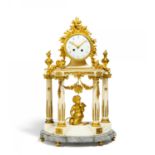 Prächtige Pendule mit Tempelarchitektur und Amor