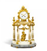 Prächtige Pendule mit Tempelarchitektur und Amor