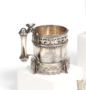 Teeglashalter mit ornamental durchbrochenem Stand
