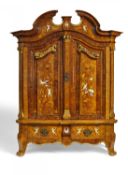 Musealer Schrank mit jagdlichen Szenen