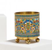 Kleiner Becher auf Kugelfüßen mit Cloisonnédekor