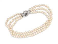 Dreireihiges Akoyaperl-Collier mit Diamant-Schließe