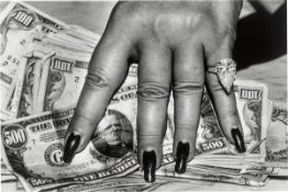 Helmut Newton. ”'Fat hand and dollars', Monte Carlo”. 1986