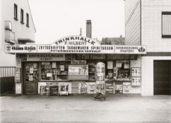 Tata Ronkholz. ”Köln-Dünnwald, Odenthaler Straße 4”, from the series ”Trinkhallen”, 1977–1984. 1982