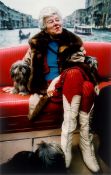 Stefan Moses. ”Peggy Guggenheim mit lhasas: 'max' (ernst) 'sir herbert' (read), Venice”. 1974