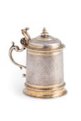 TANKARD IN ARGENTO PARZIALMENTE DORATO, AUGSBURG, INIZI DEL XVIII SECOLO, ORAFO HK