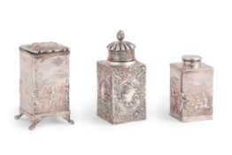 LOTTO COMPOSTO DA TRE TEA CADDY IN ARGENTO, BIRMINGHAM E LONDRA, FINE DEL XIX SECOLO