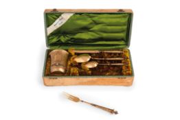 SET DA VIAGGIO IN ARGENTO DORATO IN CUSTODIA LIGNEA, BREMA, XIX-XX SECOLO, ORAFO KOCH E BERGFELD
