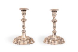 COPPIA DI CANDELIERI IN ARGENTO, AUGSBURG, PRIMA META' DEL XVIII SECOLO, ORAFO E. DRENTWET