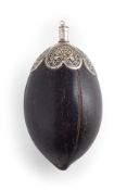 FIASCA PORTA POLVERE IN COCCO CON MONTATURA IN ARGENTO, COLONIA FRANCESE, XIX SECOLO