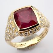 An Exquisite 14K Yellow Gold Ring Detailed With Ruby Glass and Brilliant Diamonds