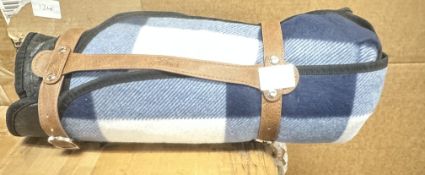 Vonhaus Picnic Blanket. Est £30 - Grade U