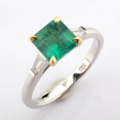 18K White Gold Ring Detailed With Vibrant Emerald and Trapeze Diamonds