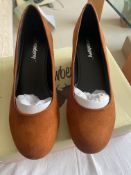 Strawberry Wedges, Chestnut Brown. Size 5 New