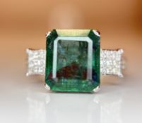 Beautiful 4.49 CT Natural Emerald With Natural Diamonds & 18k Gold