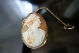 Vintage Cameo Set In Solid 9ct Yellow Gold.