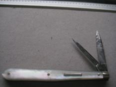 Victorian Mother of Pearl Hafted Twin Bladed Penknife