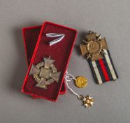 4-teiliges Konvolut von Orden- und Ehrenzeichen (1. u. 2. WK)