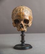 Totenschädel auf Standfuß (Herkunft u. Alter unbekannt)