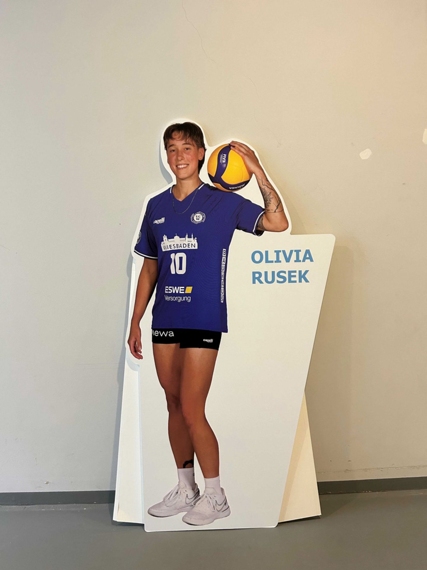 Lebensgroßer Pappaufsteller Olivia Rusek (handsigniert)