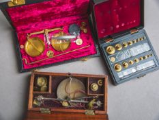 3-teiliges Konvolut von alten Apotheker-Waagen (20. Jh.)