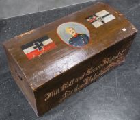 Runddeckeltruhe mit patriotischer Bemalung (um 1900)