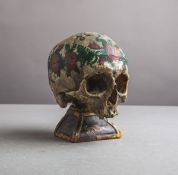 Totenschädel / Schwurschädel auf Standfuß (alpenländisch, unbekanntes Alter)