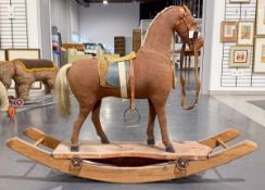 Schaukelpferd mit Unterbau (um 1900)