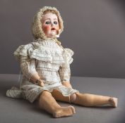 Porzellankopf-Puppe (Hersteller u. Alter unbekannt)
