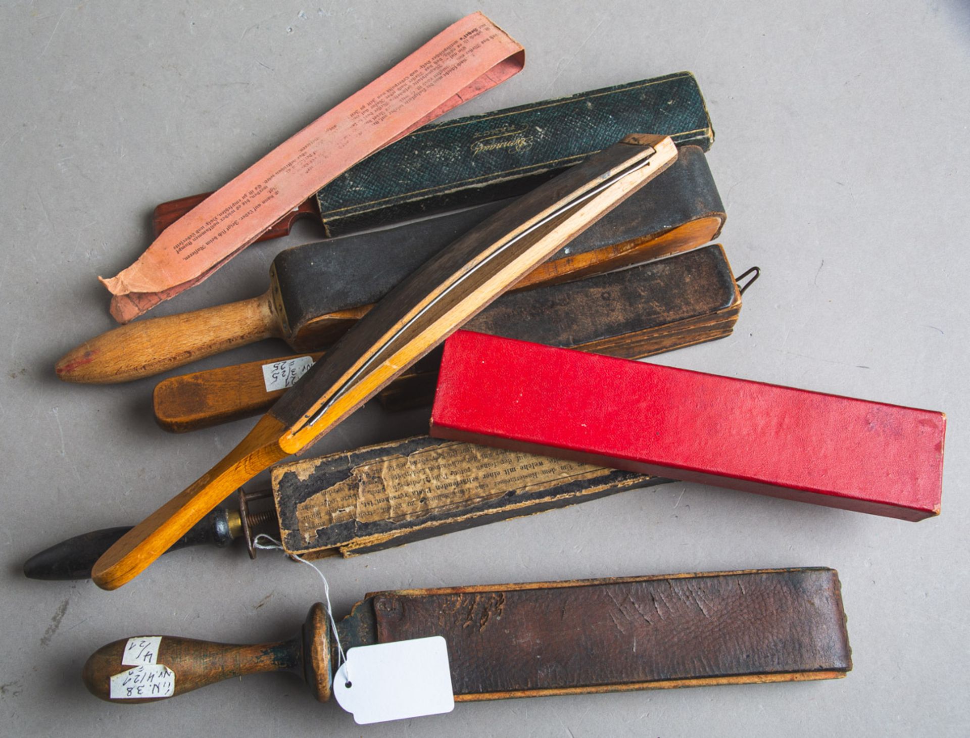 40-teiliges Konvolut von alten Rasiermesserschärfern (versch. Epochen)