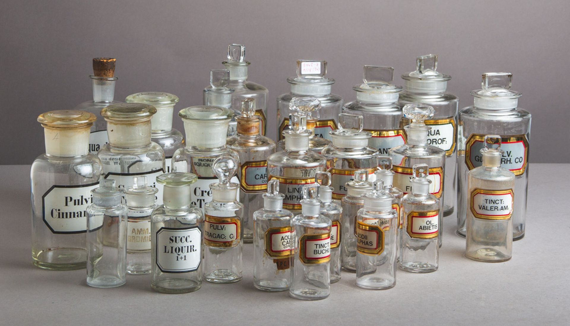 Großes Konvolut von Apothekergefäßen (20. Jh.)