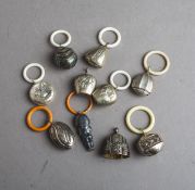 10-teiliges Konvolut von Babyrasseln mit Beißring (um 1900 - 1930/40)
