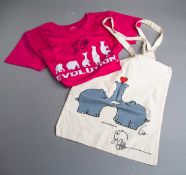 Handsignierte Stofftasche und T-Shirt von Otto Waalkes