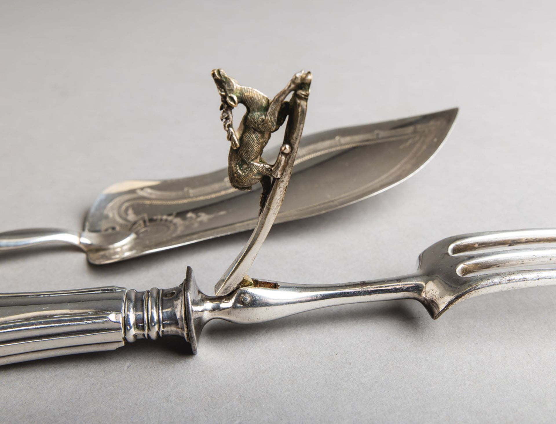 Jagdliches Vorlegebesteck 800 Silber (Frankreich, 19. Jh.) - Bild 2 aus 2