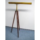 Großes Fernrohr auf Holzstativ (England, 19. Jh.)