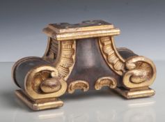 Dekorativer Holzsockel m. Vergoldung