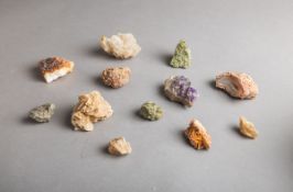 12-teiliges Konvolut von natürlichen Kristallen und Mineralen