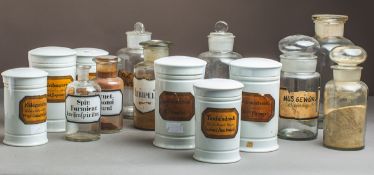 Konvolut von 30 Apothekengefäßen