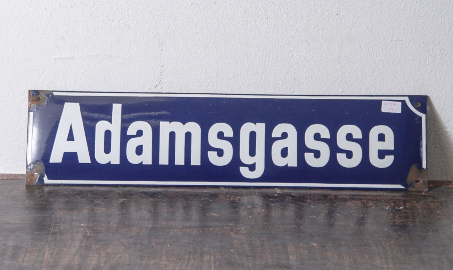 Emailstraßenschild "Adamsgasse"