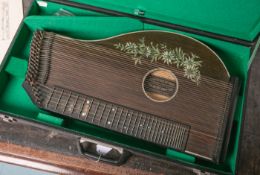 Zitter im Kasten (Hilmar Voigt, Leipzig, wohl 20. Jh.)