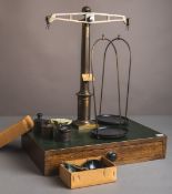 Große Apotheken-Präzisionswaage / Balkenwaage (Loetschert u. Co., frühes 20. Jh.)