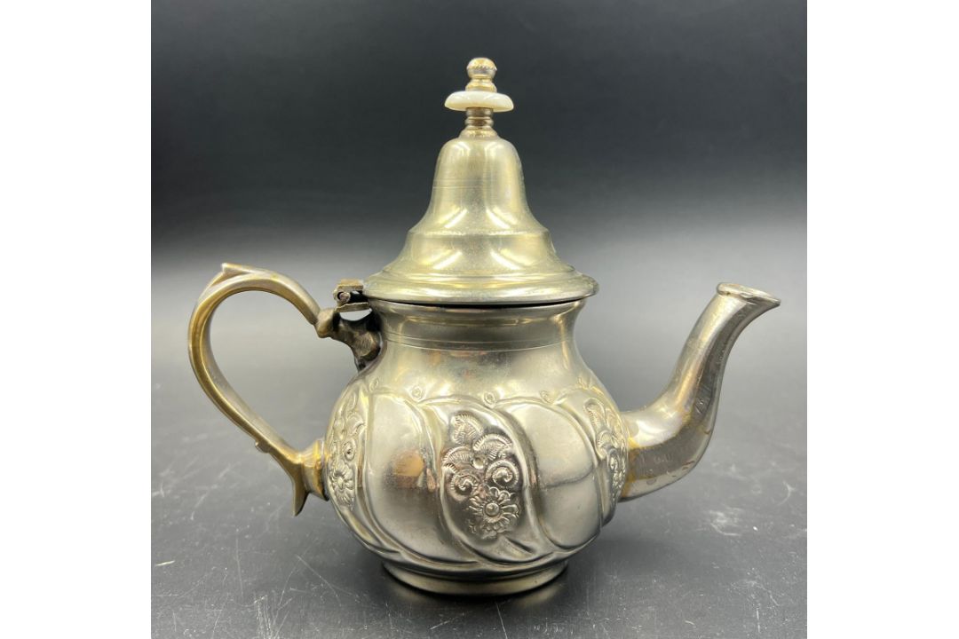 A white metal Arabic tea pot - Image 1 of 3