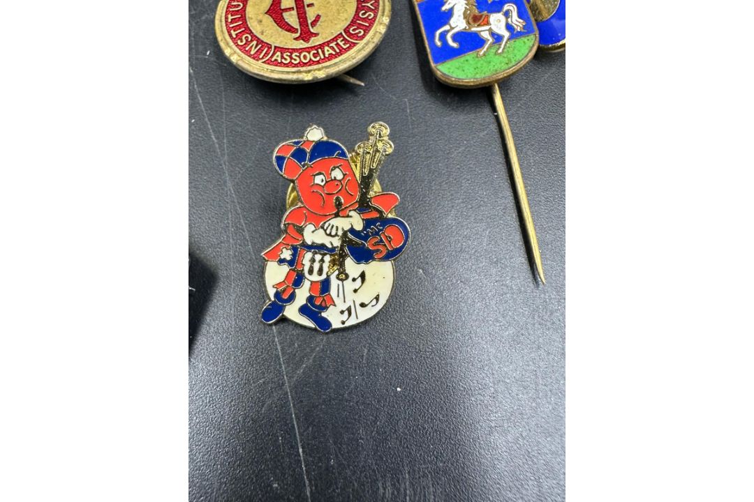 A selection of vintage pin badges and tie pins, various subjects to include the Scottish piper - Image 5 of 5