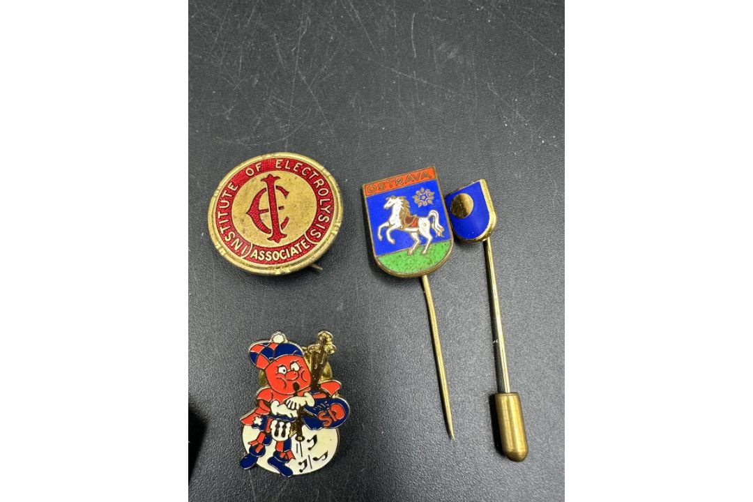 A selection of vintage pin badges and tie pins, various subjects to include the Scottish piper - Image 3 of 5
