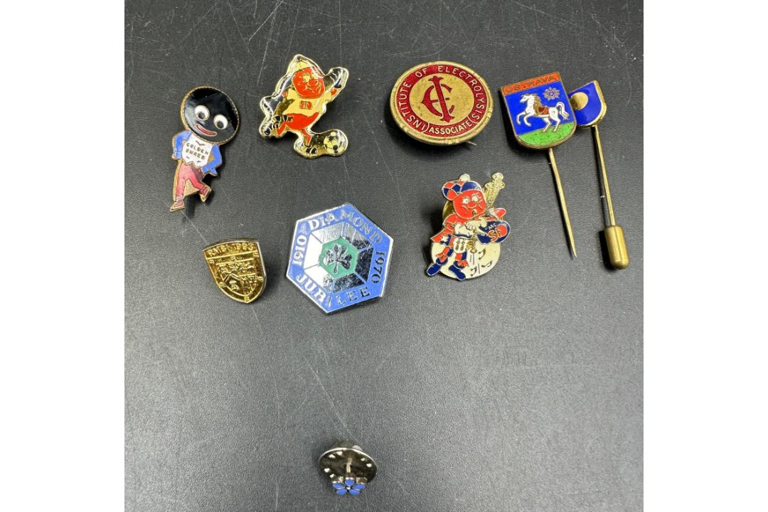 A selection of vintage pin badges and tie pins, various subjects to include the Scottish piper - Image 1 of 5