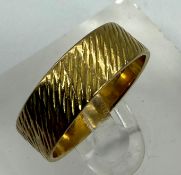 An 18ct gold wedding band with an approximate weight of 4.3g SIZE M