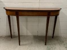 A mahogany console table with string inlay and breakfront (138cm x 45cm x 90cm)