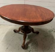 A mahogany breakfast table with trumpet centre column (H76cm Dia117cm)